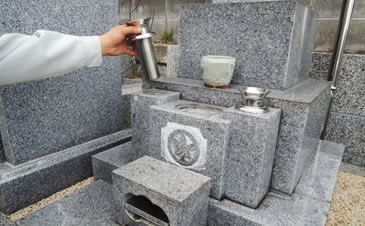 お墓の備品（花立、香炉、砂利）の交換や、目地の修繕